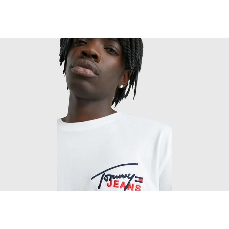 tommy-jeans-graphic-signature-tee-blanca-dm0dm16236ybr-2.jpeg