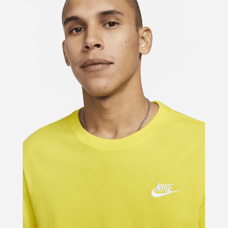 nike-sportswear-club-amarilla-ar4997-732-2.png