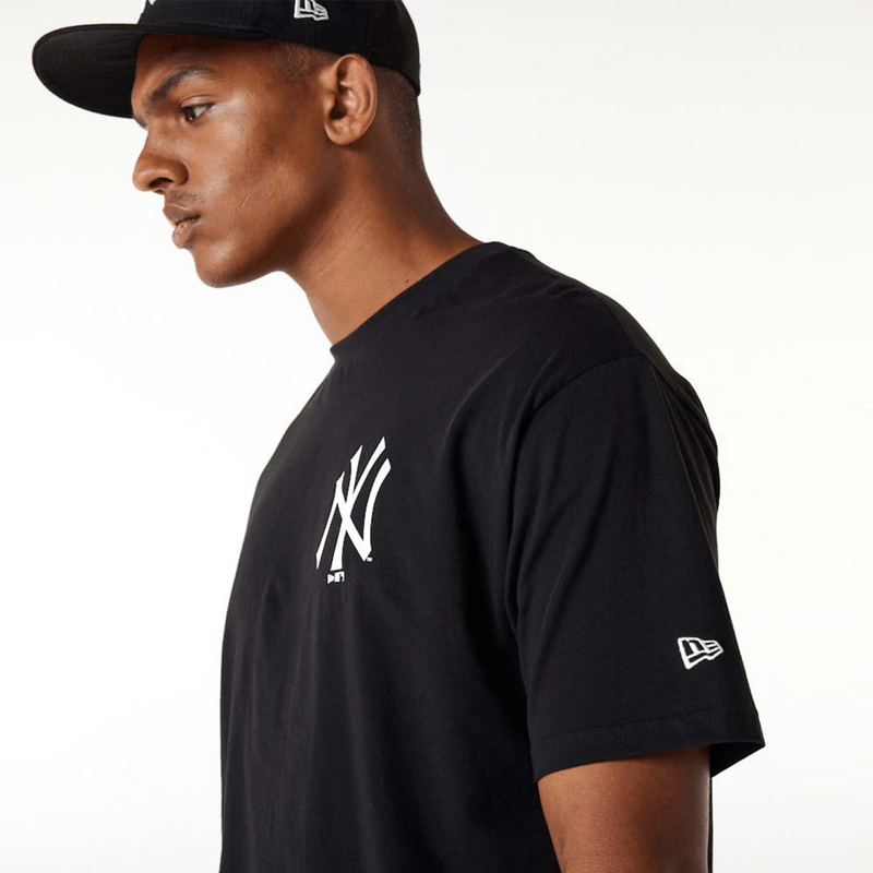 new-era-new-york-yankees-mlb-big-logo-oversized-negra-12195450-4.png