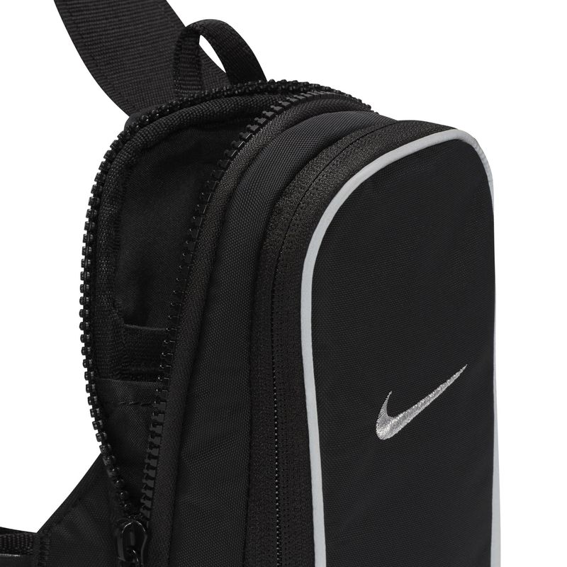 nike-sportswear-essential-negra-fb2850-010-4.jpeg
