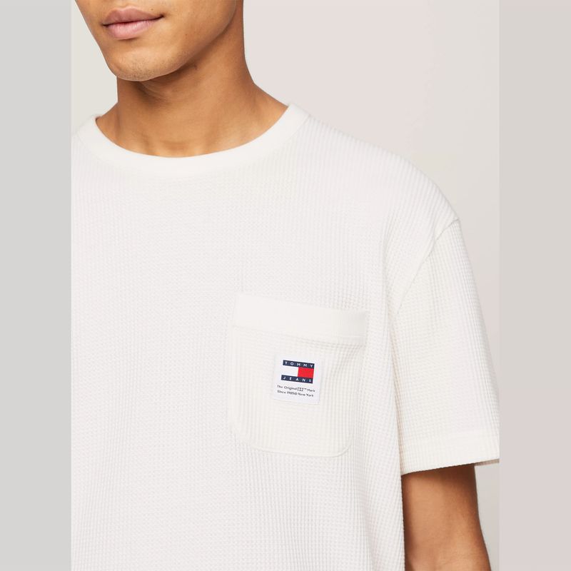 tommy-jeans-textura-gofrada-con-bolsillo-blanca-dm0dm18651ybh-3.jpeg