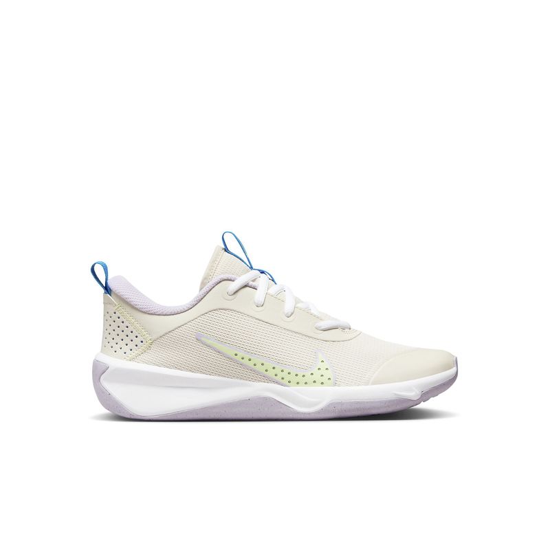 nike-omni-multi-court-beiges-dm9027-106-2.jpeg