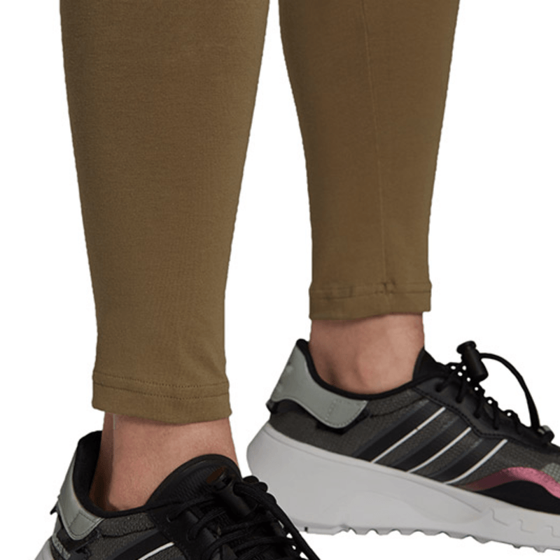 adidas-loungewear-adicolor-essentials0-marrones-h06623-4.png