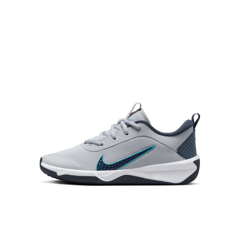 nike-omni-multi-court-gris-dm9027-010-1.jpeg