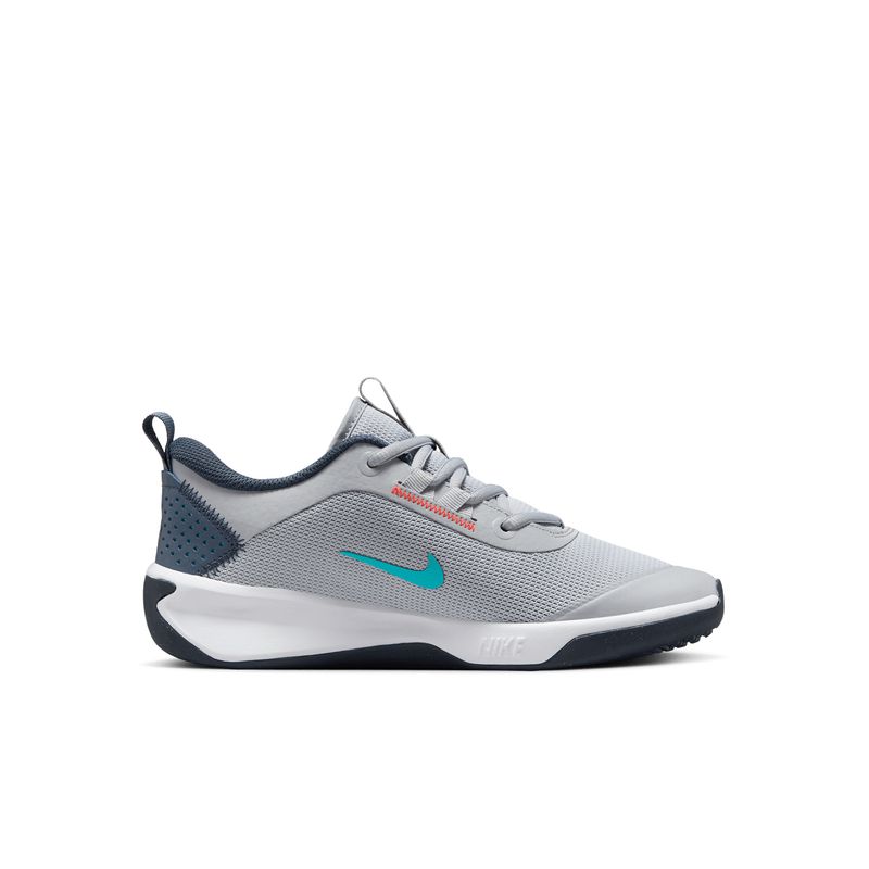 nike-omni-multi-court-gris-dm9027-010-2.jpeg