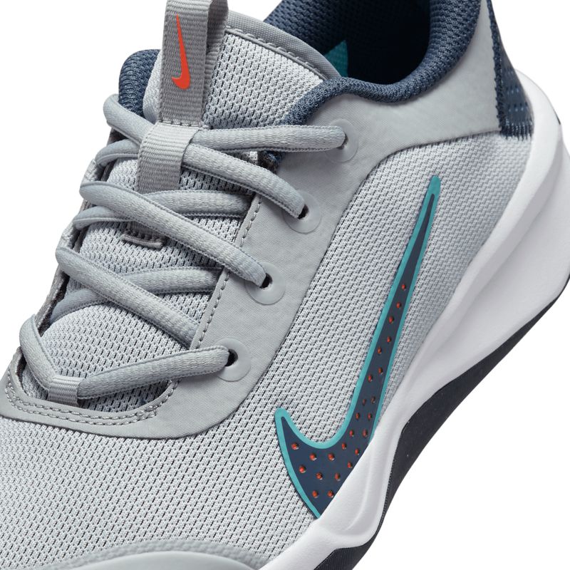 nike-omni-multi-court-gris-dm9027-010-7.jpeg