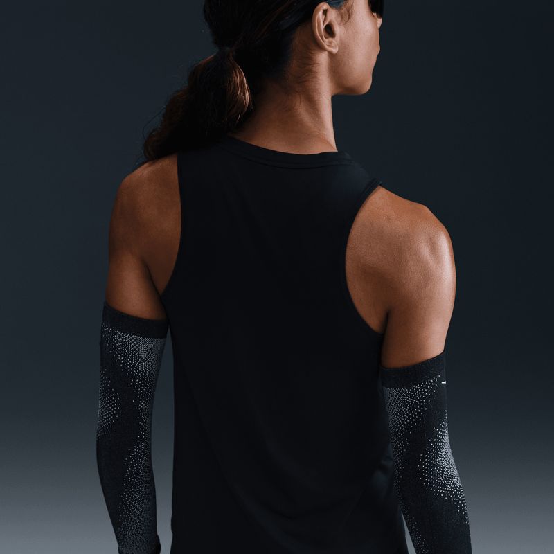 nike-one-swoosh-negra-hj2218-010-3.jpeg
