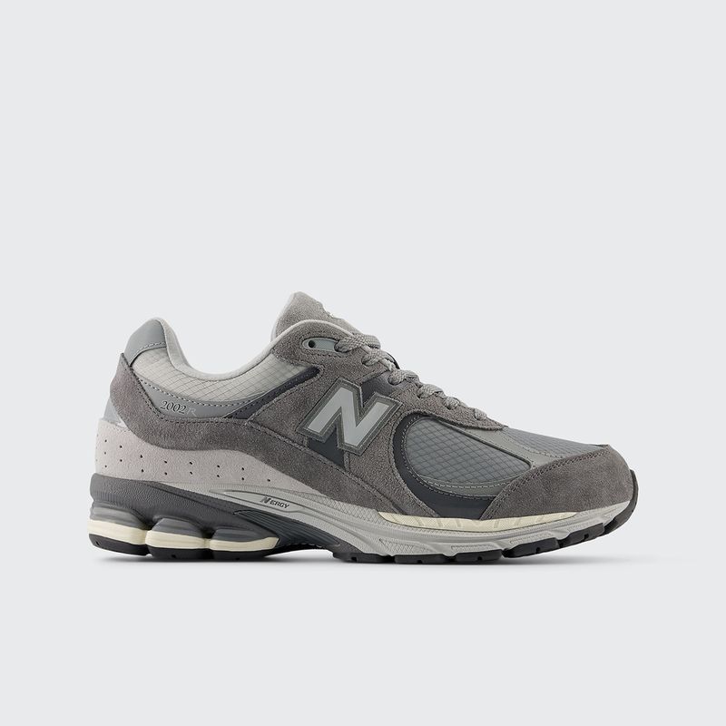 new-balance-2002r-negras-u2002rtf-1.jpeg